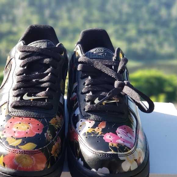 WMNS (W) Air Force 1 Low - Picture 2 of 9